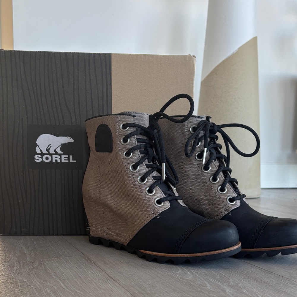 Sorel Women's Black and Brown Lace Up Boots